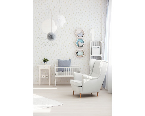 Chambre d''enfant avec lit de bébé, fauteuil et papier peint mural décoratif