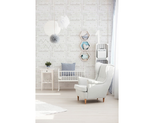 Chambre d''enfant lumineuse avec lit à barreaux, fauteuil et éléments décoratifs