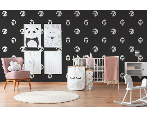 Chambre d''enfant avec papier peint foncé à motif animalier, fauteuil, lit d''enfant et décoration