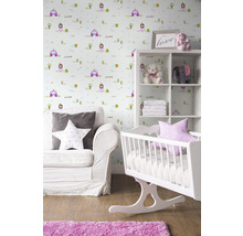 Helles Kinderzimmer mit Prinzessinnen Tapete, Schaukelwiege, Sofa und Regal
