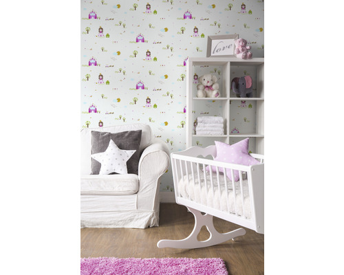 Helles Kinderzimmer mit Prinzessinnen Tapete, Schaukelwiege, Sofa und Regal