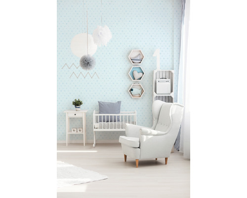 Chambre d''enfant lumineuse avec lit de bébé, fauteuil, commode et décorations murales.