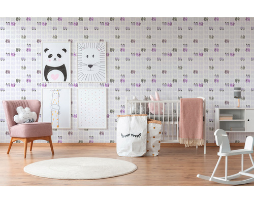 Chambre d''enfant lumineuse avec meubles, décorations et papier peint à motifs
