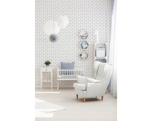 Chambre d''enfant lumineuse avec lit de bébé, fauteuil et éléments décoratifs