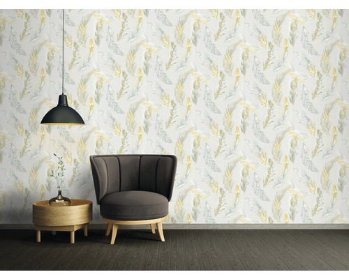 Aménagement de pièce avec papier peint à plumes, fauteuil et lampe