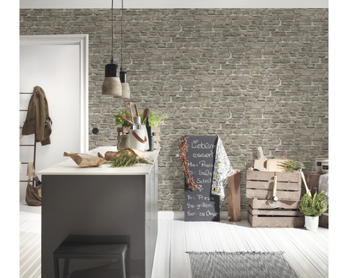 Cuisine claire avec papier peint en briques, îlot de cuisine et décoration