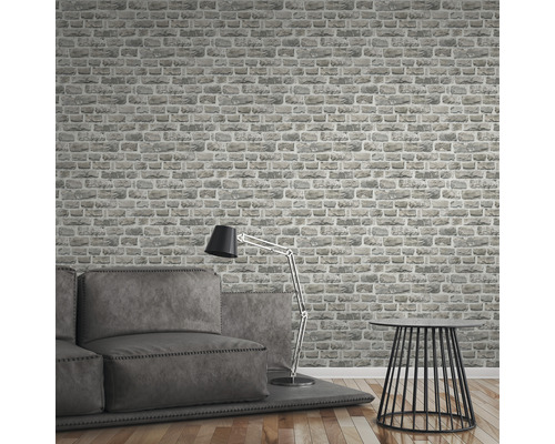 Wohnzimmer mit grauer Ziegel Tapete, Sofa, Lampe und Tisch