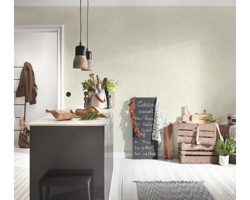 Cuisine lumineuse avec îlot de cuisine, menu et éléments en bois pour une atmosphère conviviale