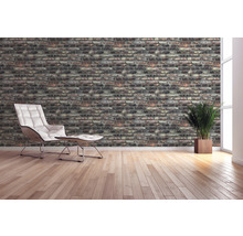 Zimmer mit Backsteintapete, Sessel und Zimmerpflanze