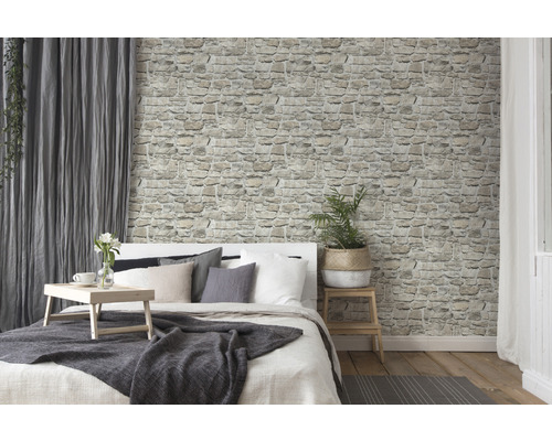 Helles Schlafzimmer mit Steinmauer-Tapete und Bett