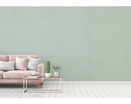 Helles Zimmer mit gemusterter Tapete, Sofa und Tisch