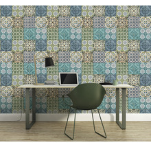 Büro mit Schreibtisch und gemusterter Tapete im Fliesenlook