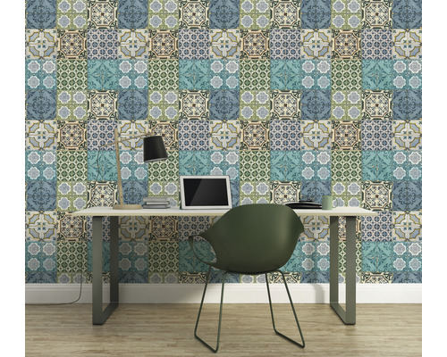 Büro mit Schreibtisch und gemusterter Tapete im Fliesenlook