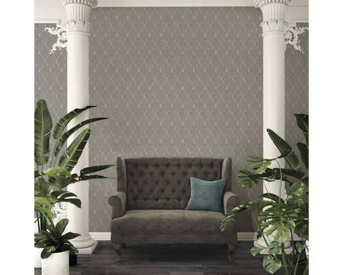 Salon avec canapé, colonnes et papier peint à motifs