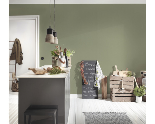 Helle, freundliche Küche mit Kücheninsel, Holzkisten und Kreidetafel