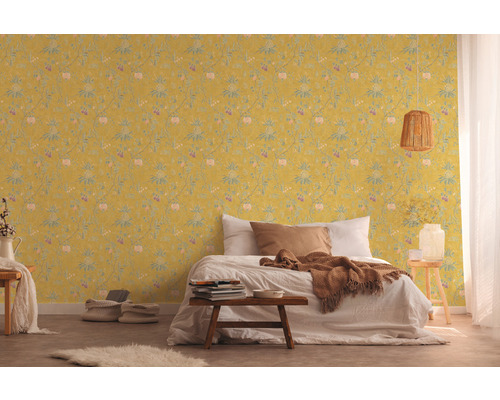 Schlafzimmer mit floraler Tapete, Bett und Nachttisch.