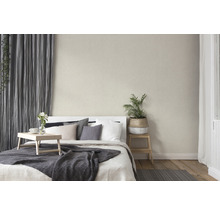 Chambre à coucher avec lit, rideaux et plante pour une atmosphère paisible