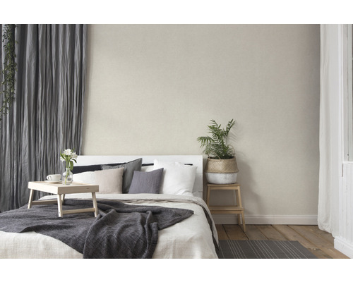 Chambre à coucher avec lit, rideaux et plante pour une atmosphère paisible