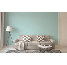 Wohnzimmer mit Sofa, Stehlampe und gemusterter Tapete