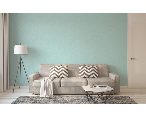 Wohnzimmer mit Sofa, Stehlampe und gemusterter Tapete