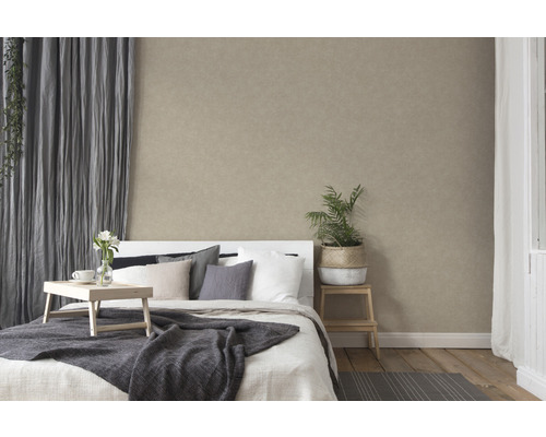 Helles Schlafzimmer mit Bett, Vorhängen und beige Wandtapete