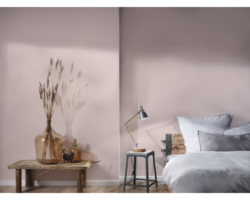 Chambre lumineuse avec papier peint à motifs, lampe de chevet et décoration