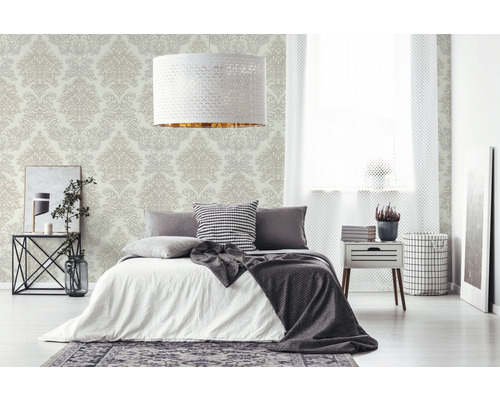 Chambre à coucher avec lit, table de chevet et papier peint à motifs