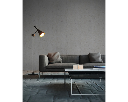 Salon avec canapé, table et lampadaire