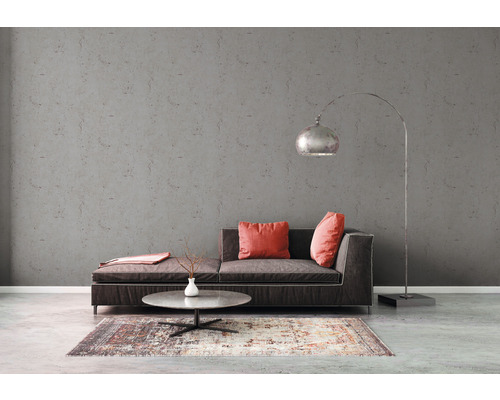 Salon lumineux avec canapé gris, tapis et lampadaire