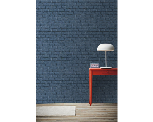 Espace de vie avec mur de briques, table et lampe