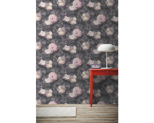 Raumansicht mit Blumentapete, Tisch und Lampe