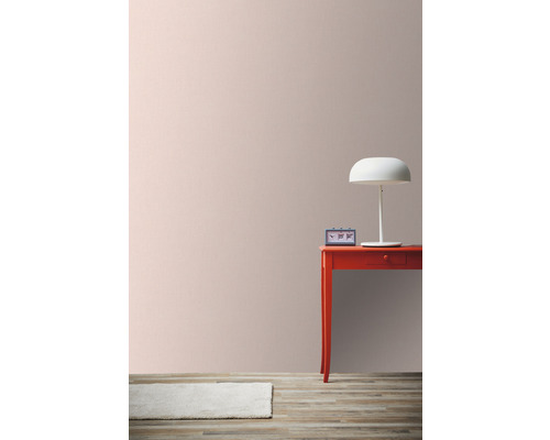 Photo d''intérieur d''une pièce avec une table rouge, une lampe blanche et un calendrier de table.