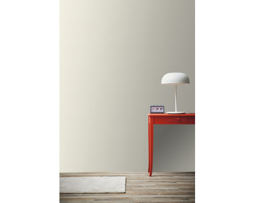 Scène avec peinture murale, table, lampe, horloge et tapis sur plancher en bois