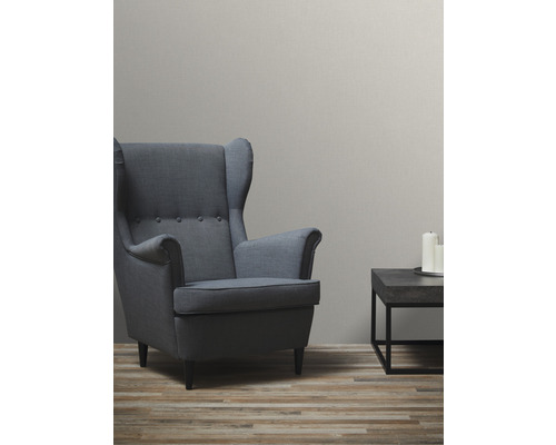 Salon avec fauteuil et table basse