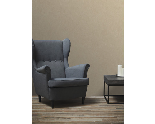 Salon avec fauteuil, table et papier peint