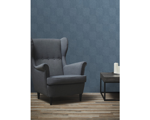 Salon avec fauteuil à oreilles, table d''appoint et papier peint à motifs