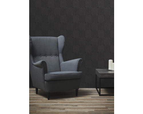 Salon avec fauteuil, table d''appoint et papier peint géométrique