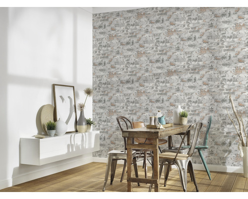 Esszimmer mit Wandtapete im Backsteindesign, Tisch und Stühlen.