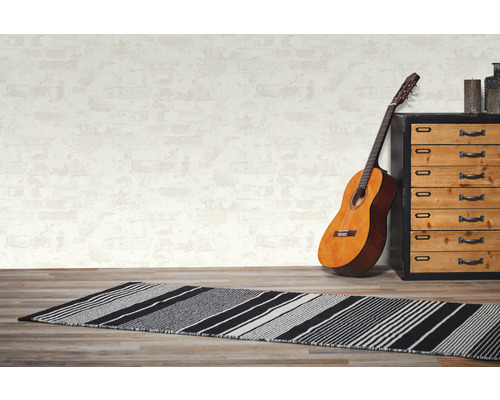 Szene mit gemusterter Fussmatte, Gitarre und Kommode im Zimmer