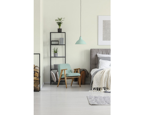 Chambre lumineuse avec lit, fauteuil, étagère et suspension