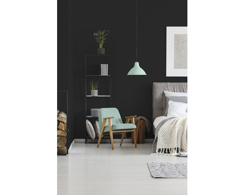 Chambre avec lit, fauteuil et étagère