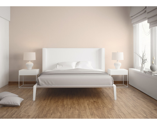 Chambre à coucher avec lit, tables de chevet et lampes sur plancher en bois