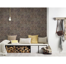 Espace de vie avec mur en maçonnerie, banc et décoration