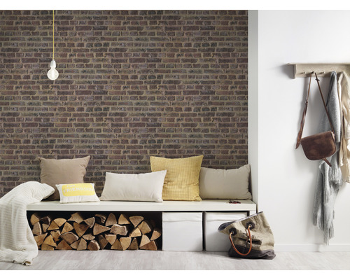 Espace de vie avec mur en maçonnerie, banc et décoration