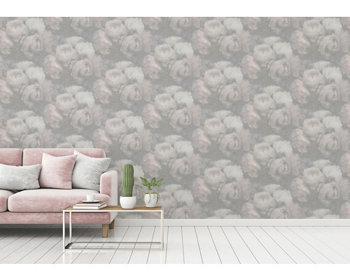 Wohnraum mit floral gemusterter Tapete, Sofa und Beistelltisch