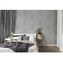 Schlafzimmer mit grauer Wandtapete, Bett und Dekoration