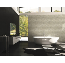 Salle de bains moderne avec baignoire, lavabo et grande fenêtre