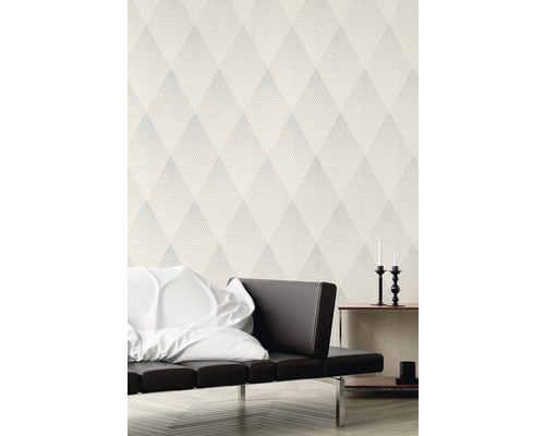 Papier peint avec motif géométrique en losanges dans une pièce à vivre