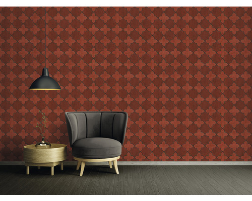 Pièce avec papier peint à motifs, fauteuil, table et suspension