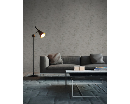 Wohnzimmer mit grauer Couch, Tischlampe und Teppich